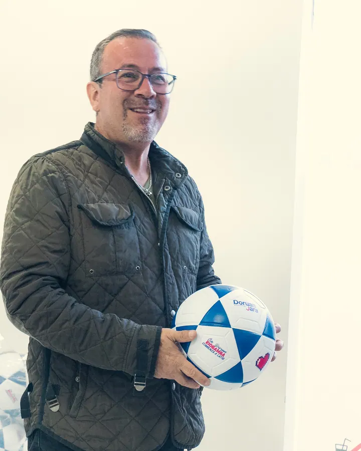 Retrato de Doryan Jara sonriendo durante una visita a la fábrica de balones EMPRO.