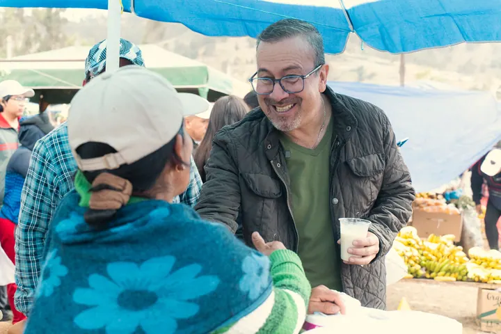 Doryan Jara conversa con una comerciante en la Plaza de Rastro de Calpi.