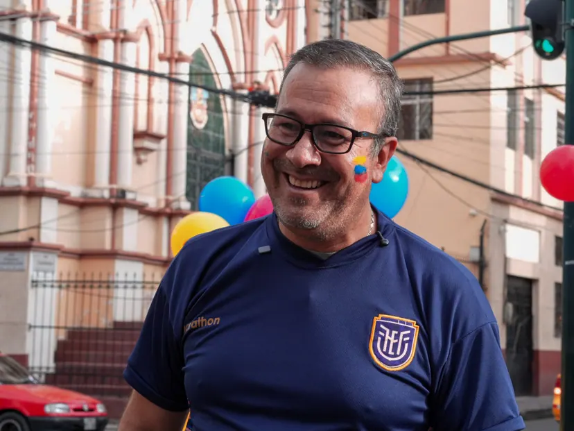 Doryan Jara sonríe en una calle del centro de Riobamba, con la camiseta de la selección de Ecuador y la bandera pintada en la mejilla.