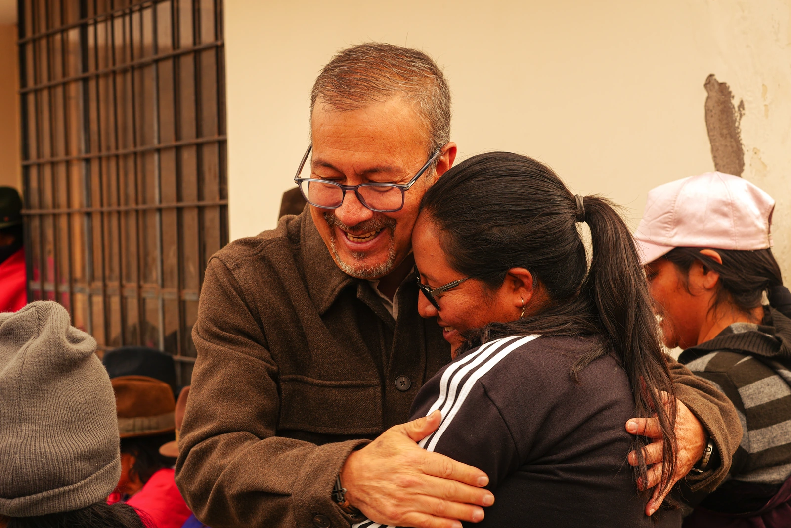 Doryan comparte un abrazo durante un encuentro en Cacha.