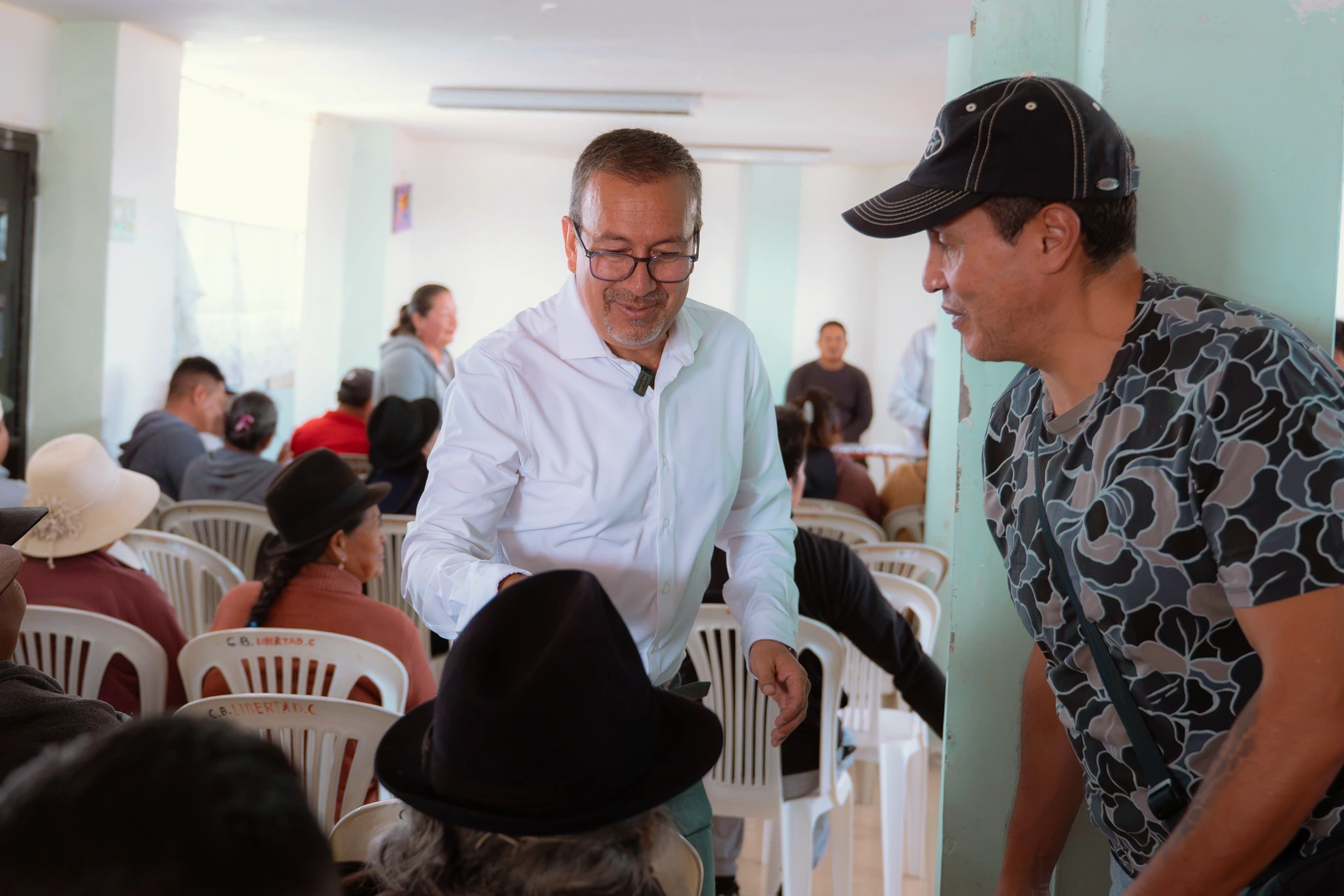 Doryan saluda y conversa con asistentes en un encuentro barrial.