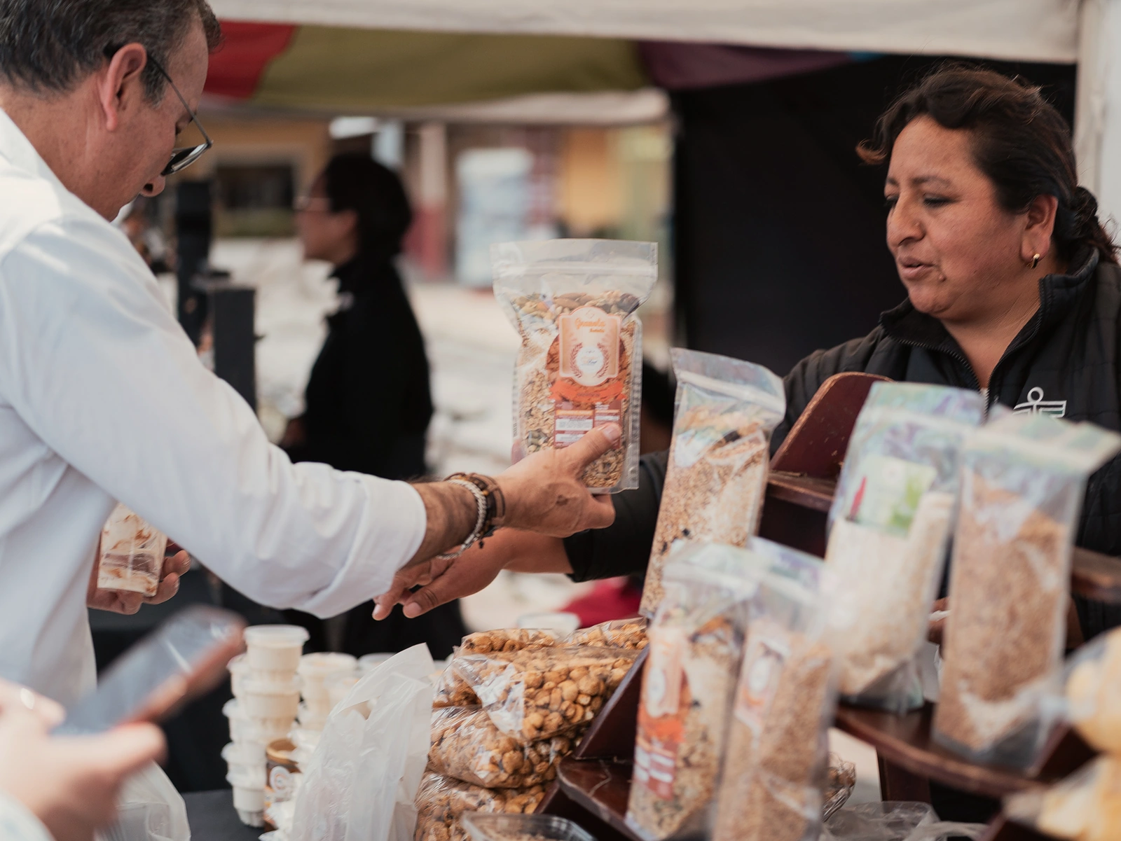 Una comerciante muestra sus productos durante una feria de emprendimiento.