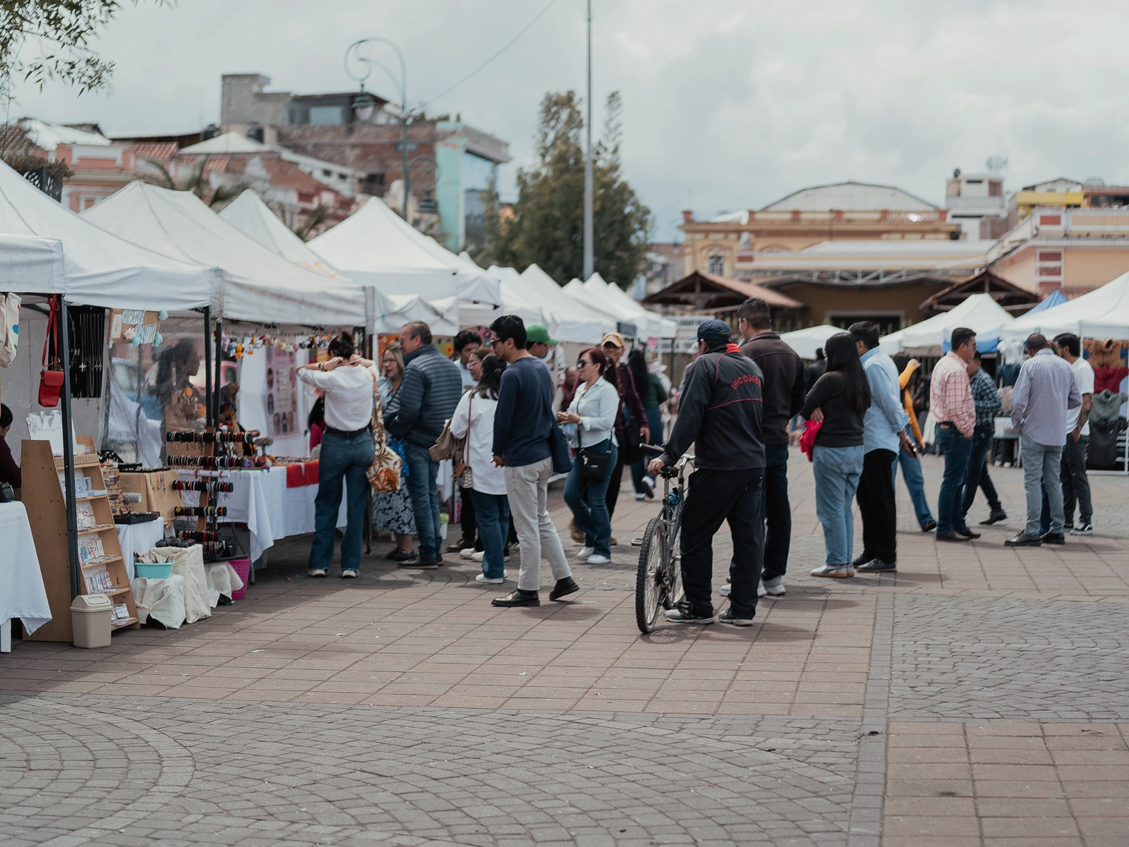 Vida cotidiana y visitantes en una feria de la ciudad.