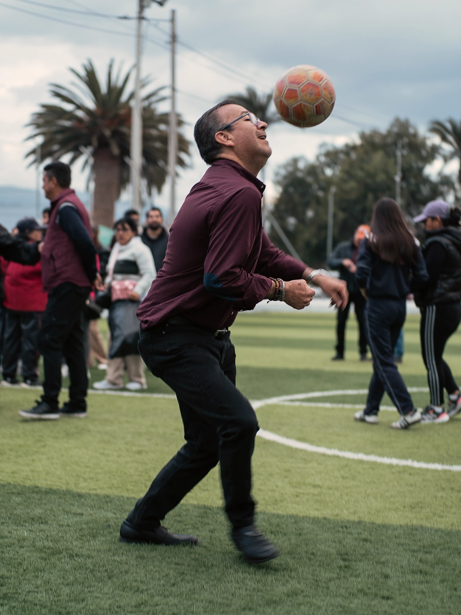 Doryan juega con un balón en una cancha de fútbol.