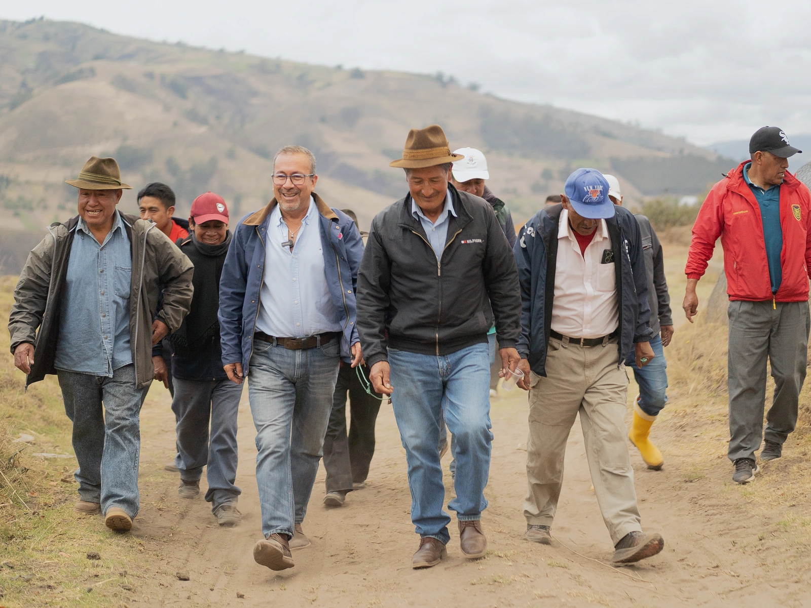 Doryan y varios participantes recorren un terreno en Licto.