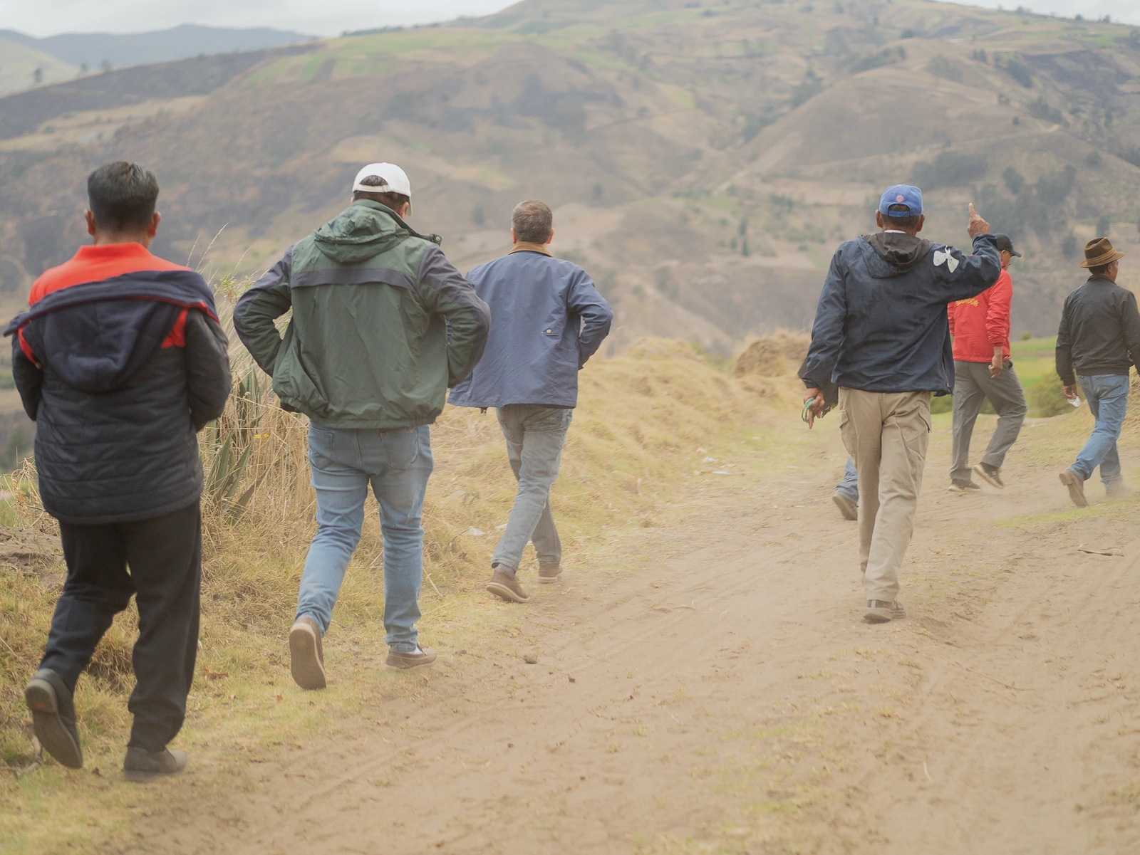 Recorrido por un camino entre cultivos y montañas en Licto.