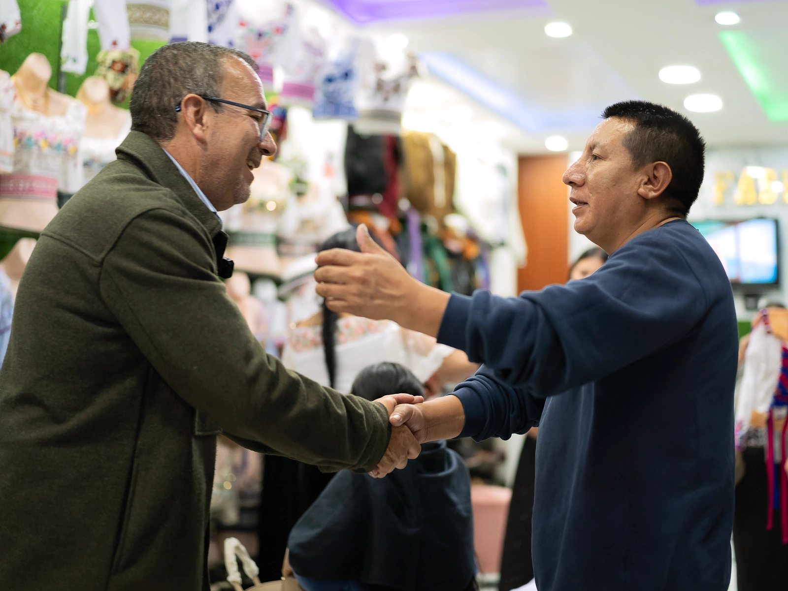 Doryan conversa con un comerciante durante un recorrido.
