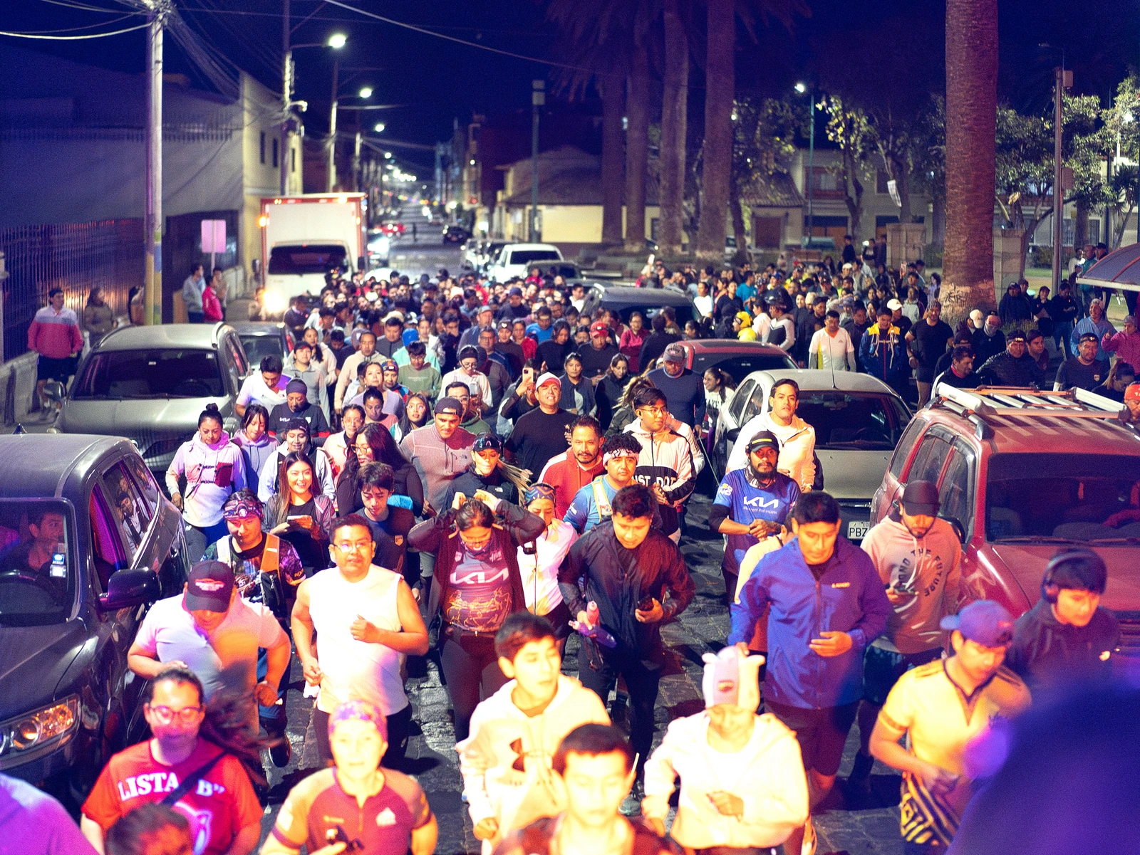 Participantes reunidos durante una actividad deportiva nocturna.