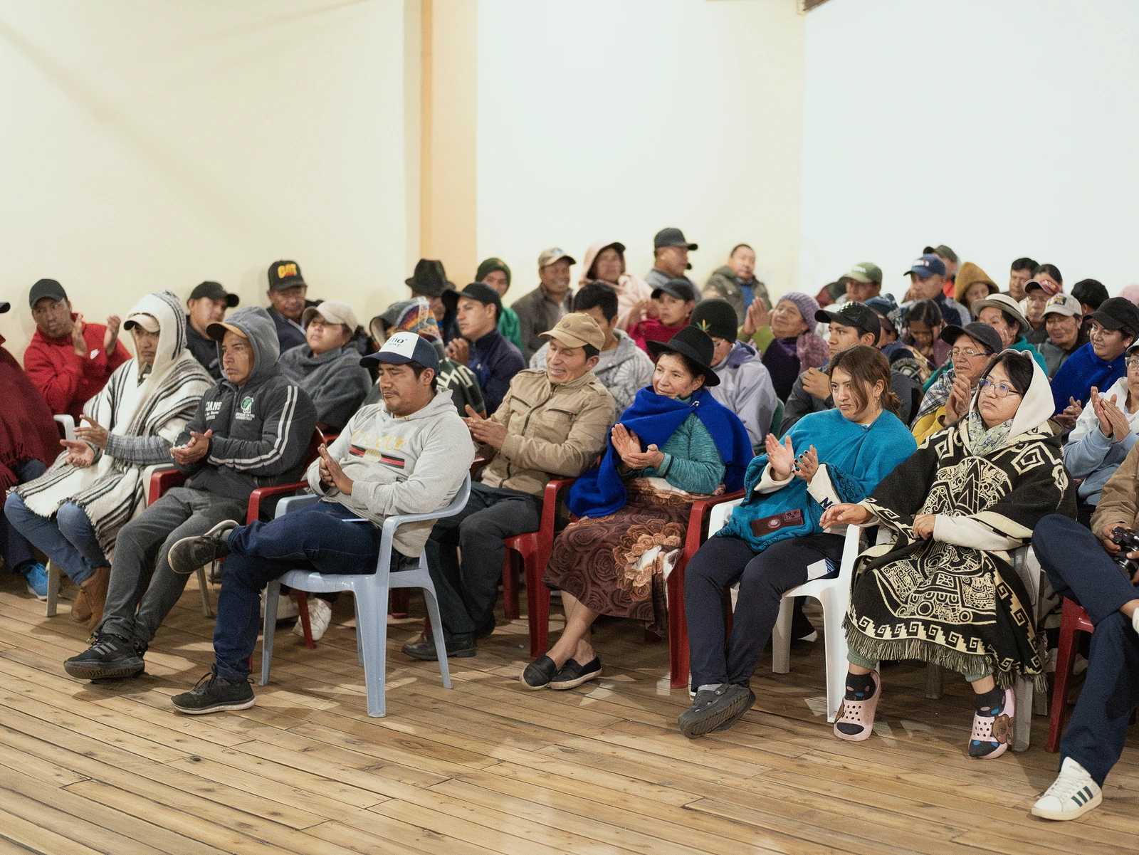 Vecinos reunidos durante un encuentro en la parroquia San Juan.