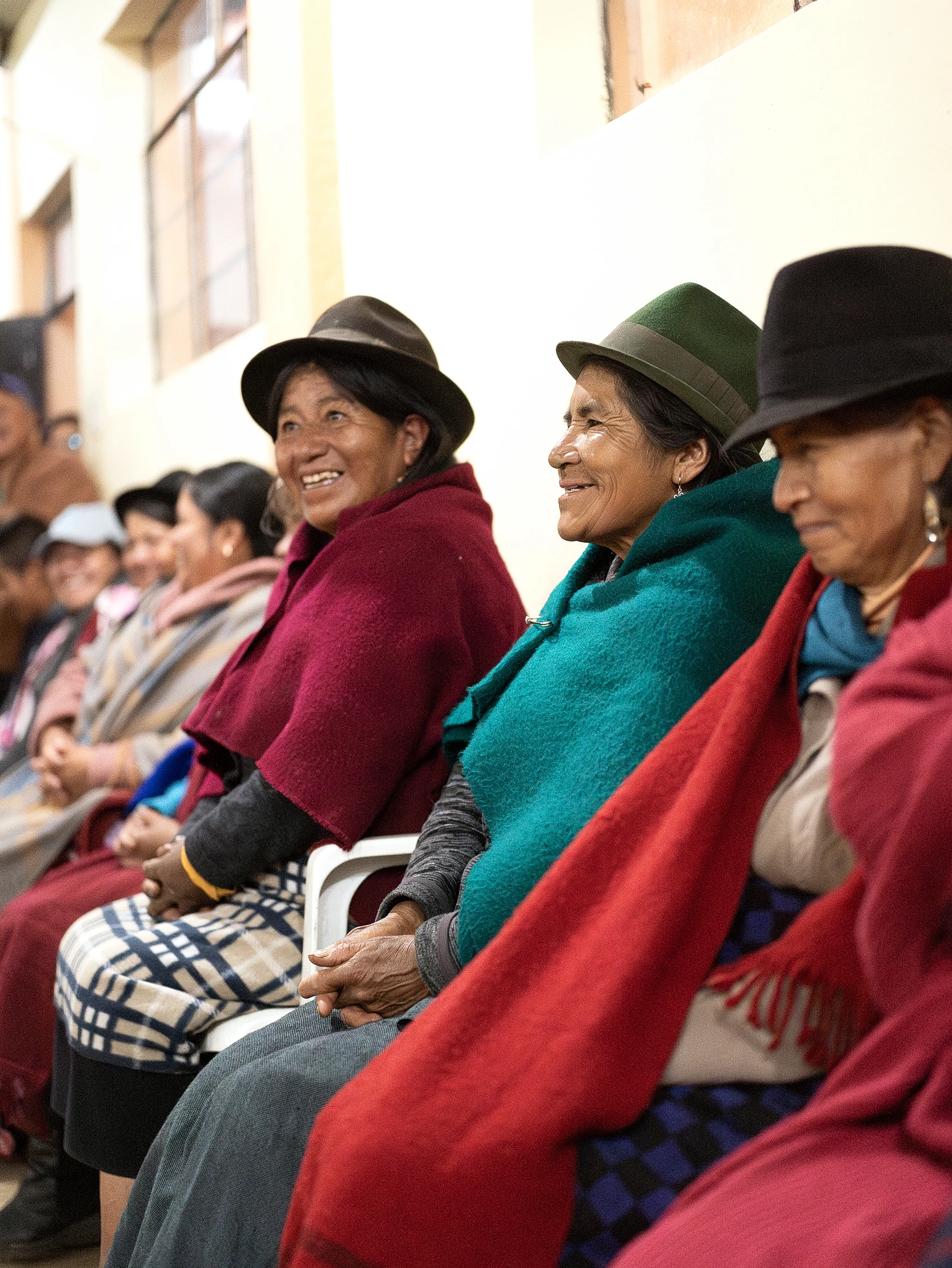 Asistentes conversan durante un encuentro comunitario en San Juan.